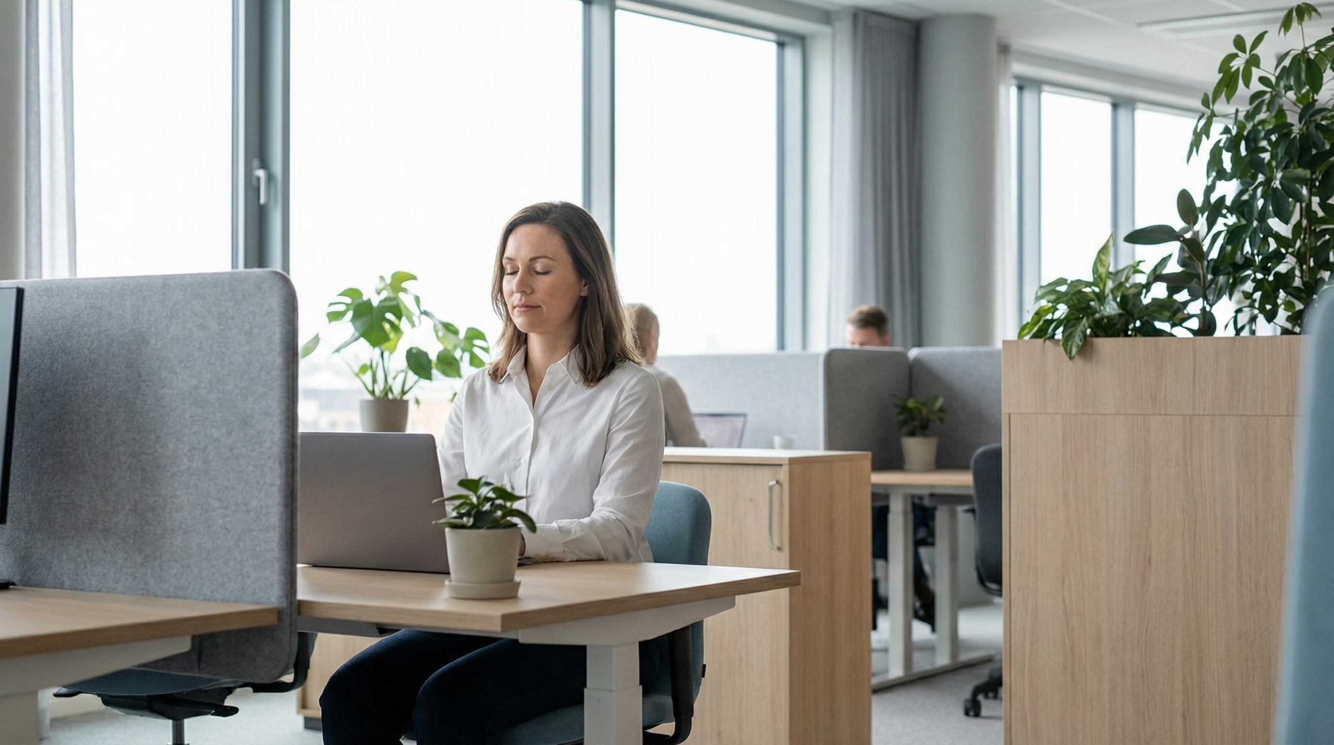 Person in achtsamer Pause im modernen Büro